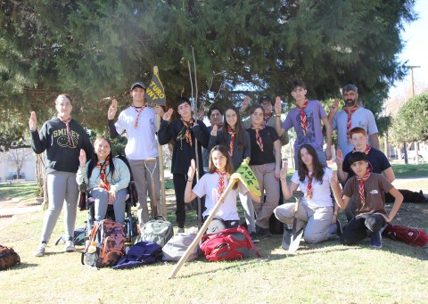 Integrantes de la Agrupación Scout plantan árboles por la ciudad 