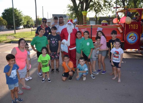 Papá Noel recorrió la ciudad en el trencito y visitó la biblioteca