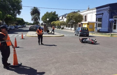 Accidente entre un automóvil y una motocicleta 