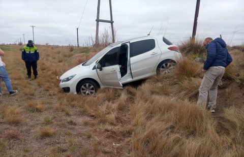 Se despistó un automóvil en la ruta