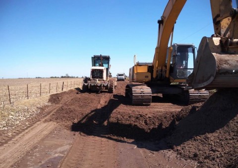 Continúa la reparación de caminos rurales