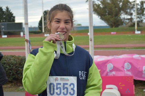 Luna Fernández inauguró el medallero para Pellegrini
