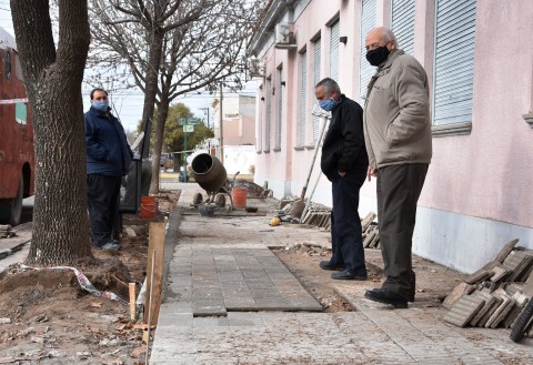 Obras en la vereda de la EEP N° 2 de Tres Lomas