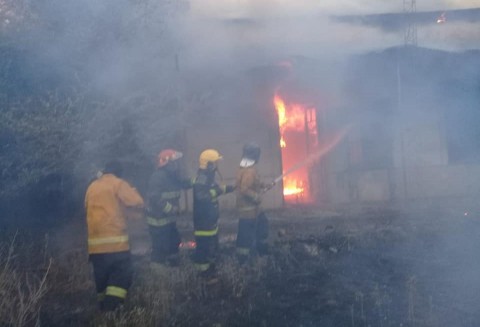 Incendio de monte y casa abandonada en zona rural