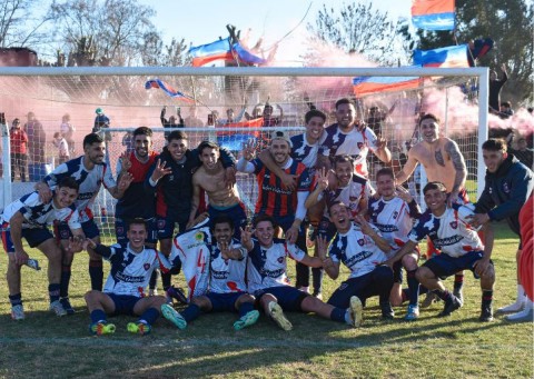 Juventud ganó el clásico por goleada, pero Deportivo conserva la punta