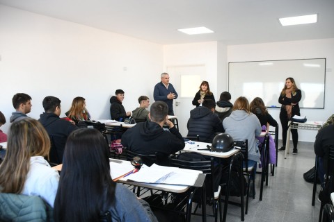 Nosetti visitó las instalaciones de la Secundaria 2 y saludó a los alumnos