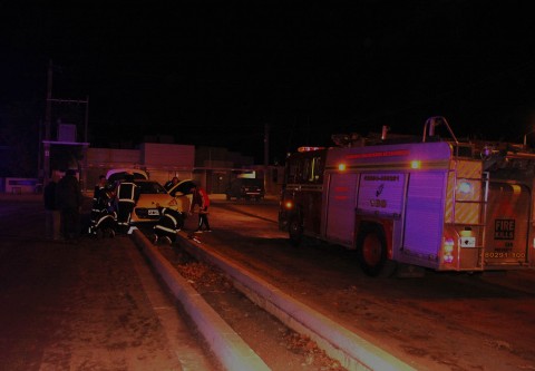 Un automóvil se atascó sobre la rambla de la calle Ituzaingó