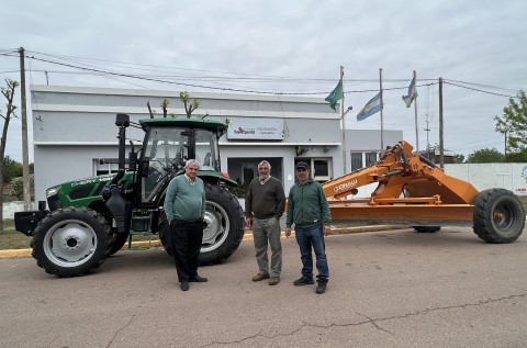 Nosetti entregó el nuevo tractor a la delegación de Quenumá
