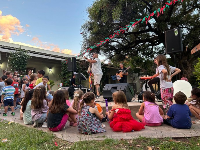 Papá Noel recorrió la ciudad en el trencito y visitó la biblioteca