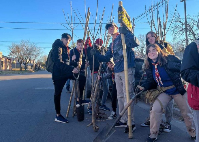 Integrantes de la Agrupación Scout plantan árboles por la ciudad 