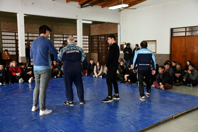 Escuelas secundarias participaron de charlas sobre lucha olímpica