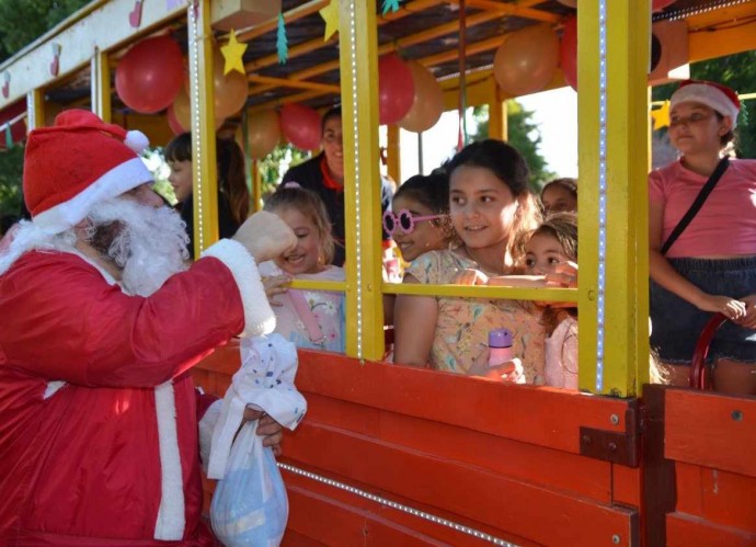 Papá Noel recorrió la ciudad en el trencito y visitó la biblioteca