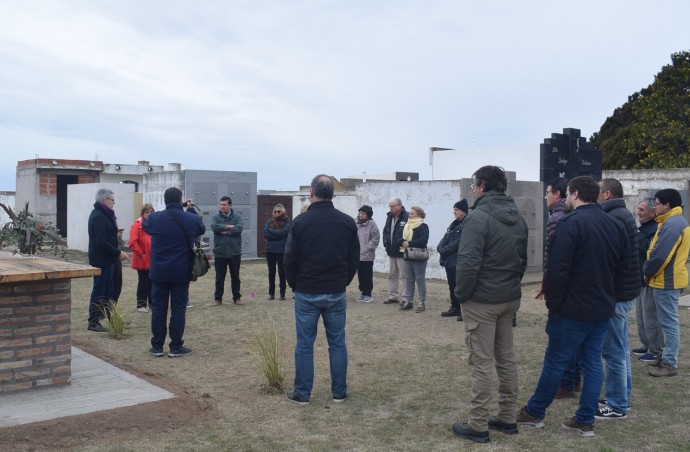 Nuevo altar y responso en el cementerio