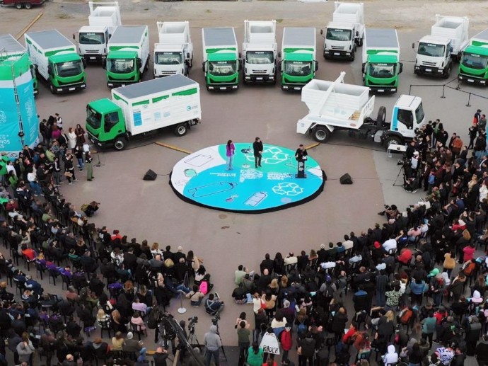 Carrera estuvo presentes en el acto de entrega de camiones recolectores