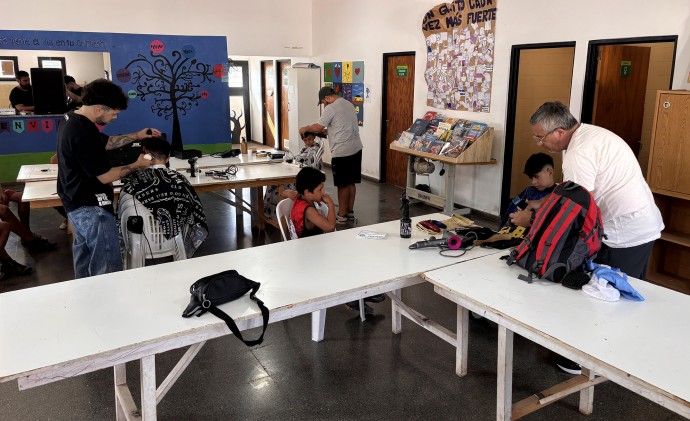 Jornada de peluquería solidaria en el CIC del Barrio La Unión