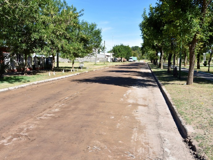 Construyen nuevas cuadras de asfalto en Ingeniero Thompson
