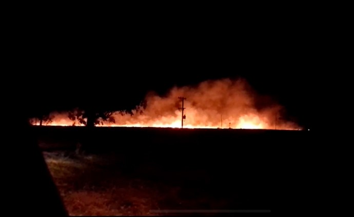 En horas de la madrugada, bomberos extinguieron un incendio de banquina