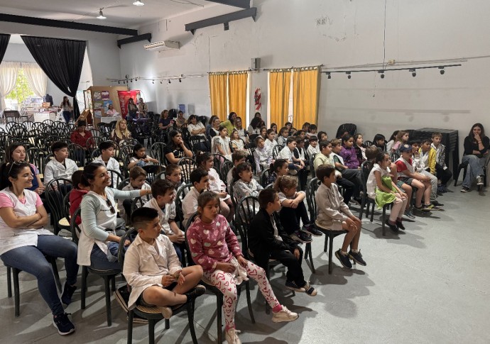 Establecimientos educativos y vecinos visitaron la Feria Literaria Cultural