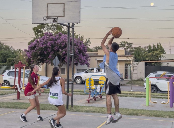 La Plaza Belgrano fue escenario para un torneo de básquet 3vs3