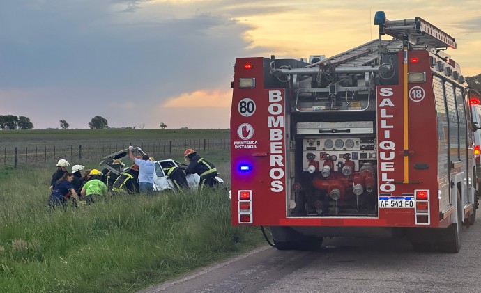 Un Fiat Uno volcó en cercanías a las vías del ferrocarril