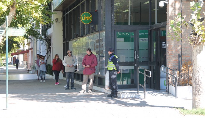 Desde el lunes abren los bancos, segmentados y con turno previo