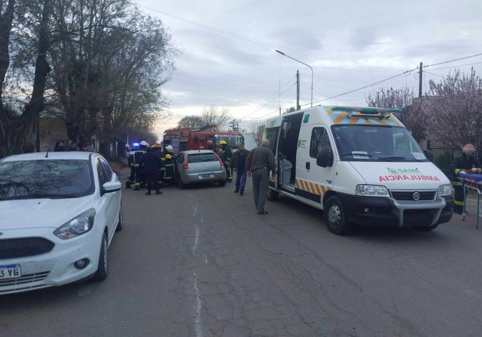 Fuerte impacto de un automóvil contra otro vehículo estacionado