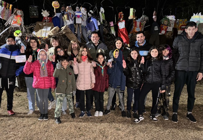 Las llamas de la “Fogata de San Juan” iluminaron el Acceso Baigorria