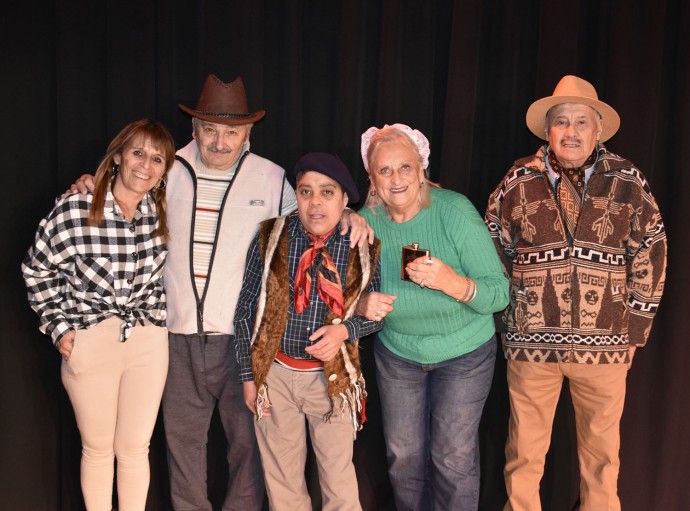 El Grupo de Teatro de Adultos Mayores se presenta en el Centro Cultural 