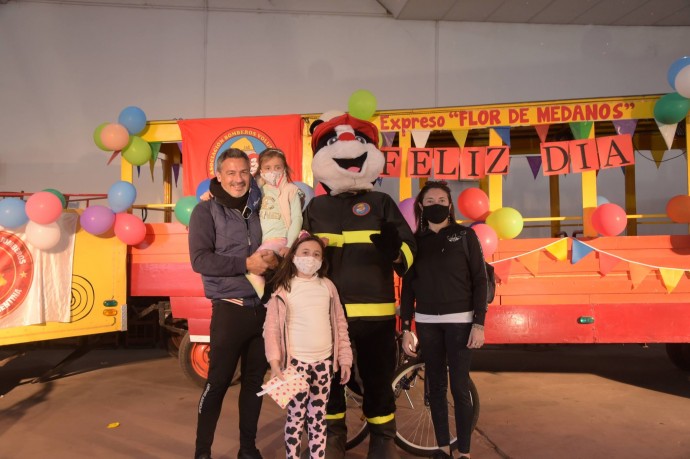Los bomberos sortearon 250 regalos durante la fiesta del Día del Niño