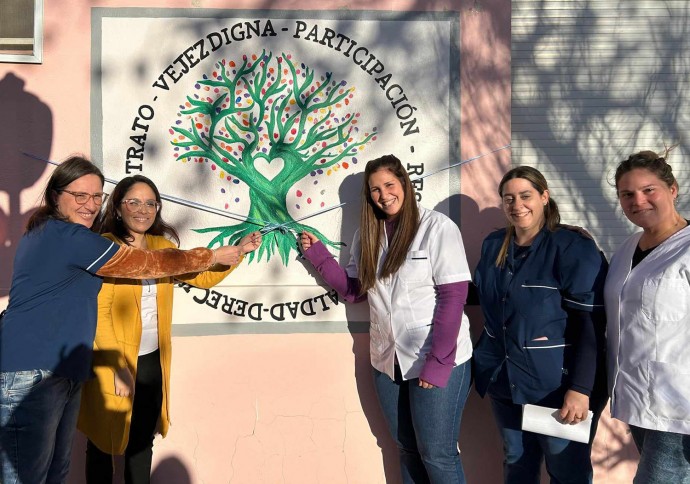 Pintaron un mural conmemorativo en el Hogar Municipal 