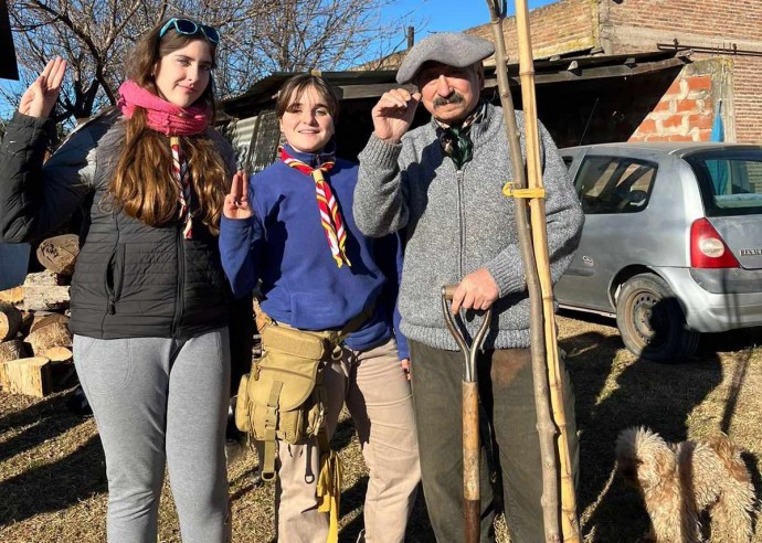 Integrantes de la Agrupación Scout plantan árboles por la ciudad 