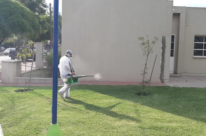 Fumigación contra los mosquitos en espacios públicos