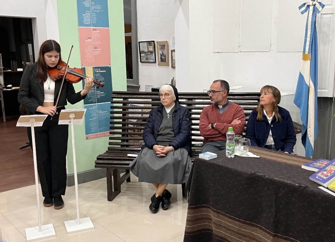 Presentaron el libro “Al partir el pan” del sacerdote Luis Diehl