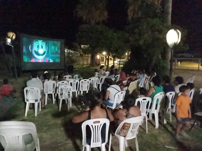 Comienzan las funciones de cine gratuitas en las plazas de los barrios 