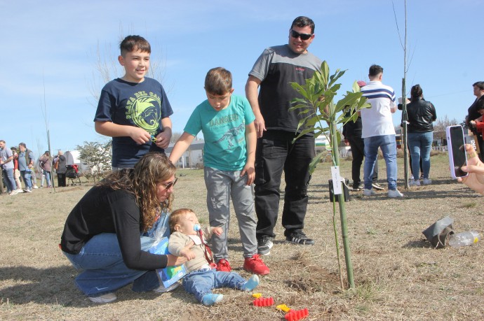 Cerca de setenta nuevos salliquelenses plantaron su árbol