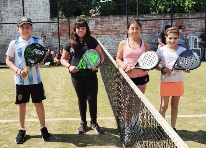 Alumnos del Newbery en un encuentro de padel en Tres Lomas