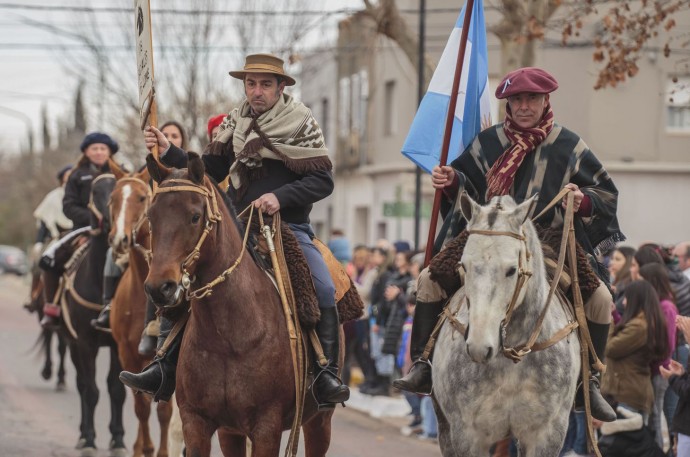 Se realizó el acto y el desfile por el Día de la Independencia 