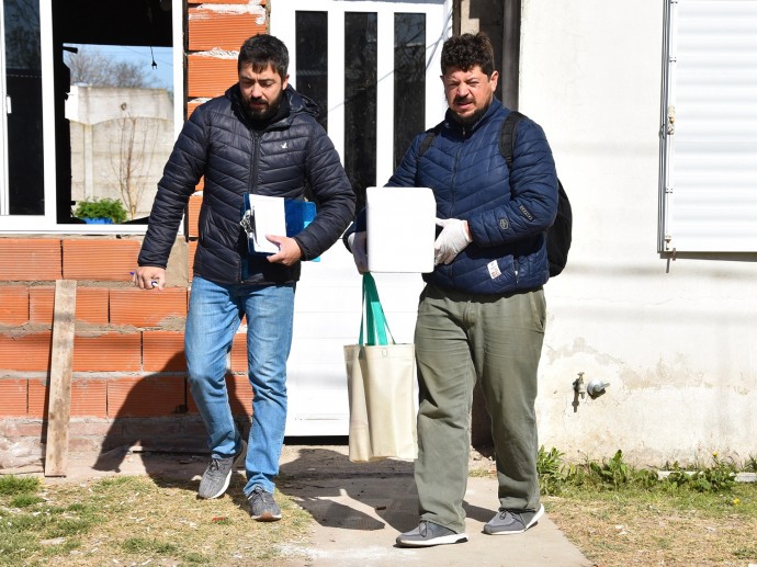 Continúa la vacunación antirrábica casa por casa