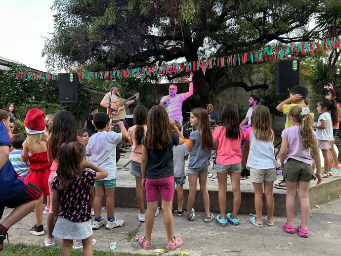 Papá Noel recorrió la ciudad en el trencito y visitó la biblioteca