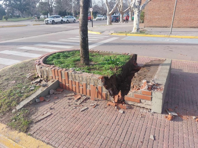 Un vehículo chocó contra la rambla de Avenida 9 de Julio