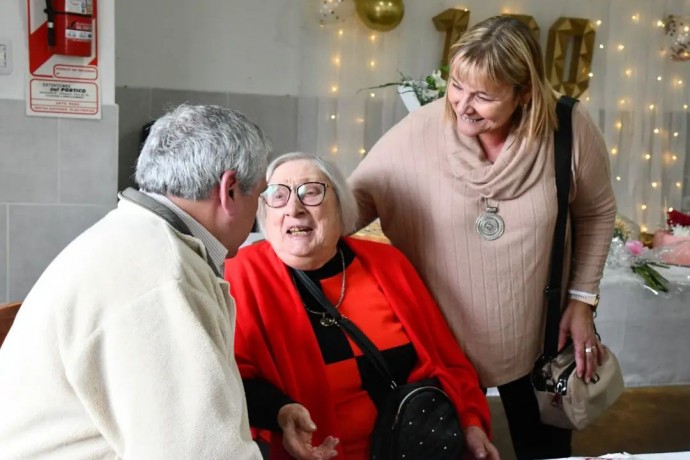 Nosetti visitó a Rosa Mercadín, vecina que cumplió sus 100 años de edad 