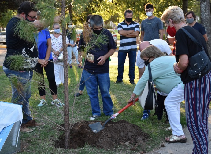 Plantaron dos árboles en memoria de Carlos José Corona y Hugo José Medrano