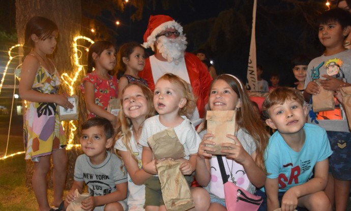 Papá Noel visitó la ciudad de Tres Lomas 