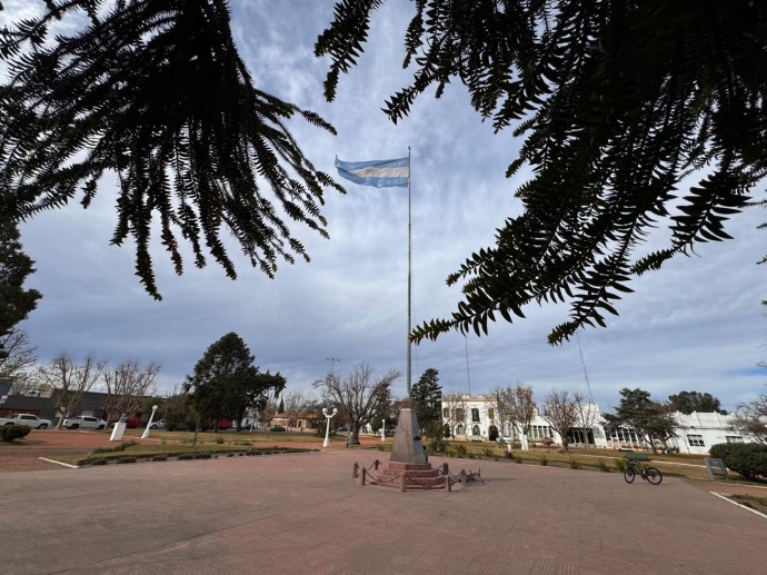 Arrío de la bandera en el mástil de la Plaza Principal