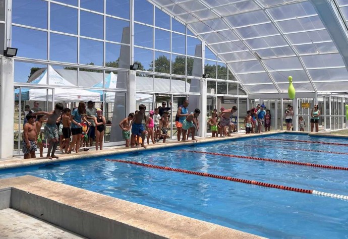 Se realizó un torneo de natación en el Polideportivo Municipal