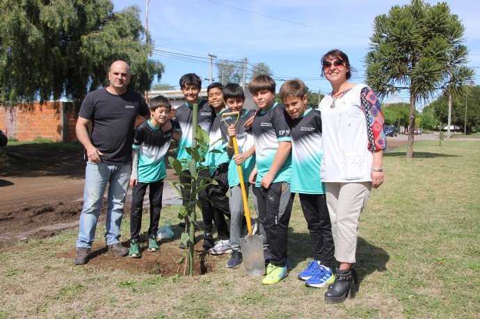 Alumnos de primaria plantaron árboles en la calle Venezuela