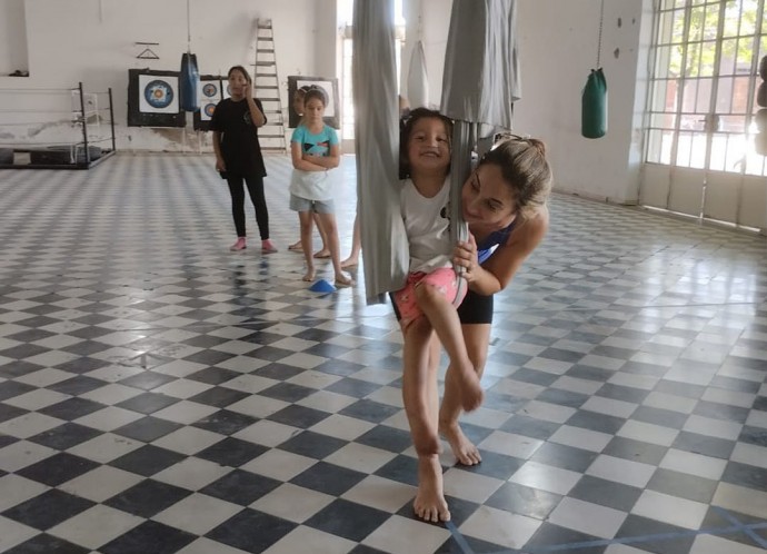 Comenzaron las clases de acrobacia en tela para niños