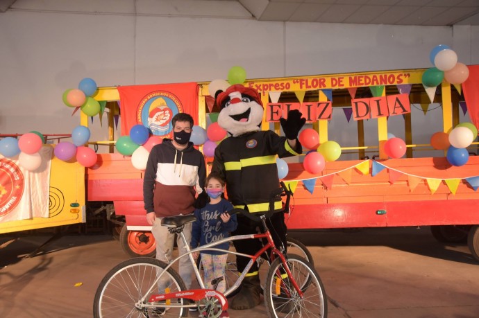 Los bomberos sortearon 250 regalos durante la fiesta del Día del Niño