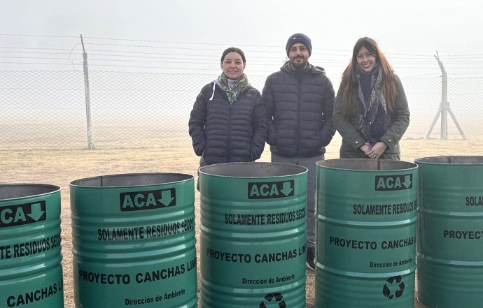 Se entregaron los primeros recipientes para el proyecto Canchas Limpias