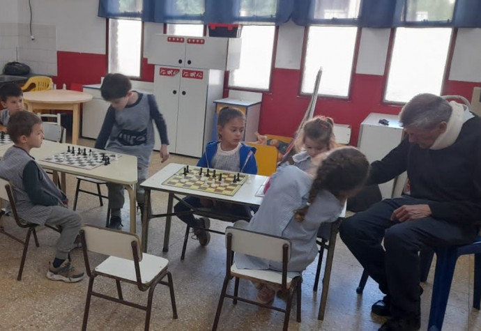 Dictan talleres de ajedrez en instituciones educativas 